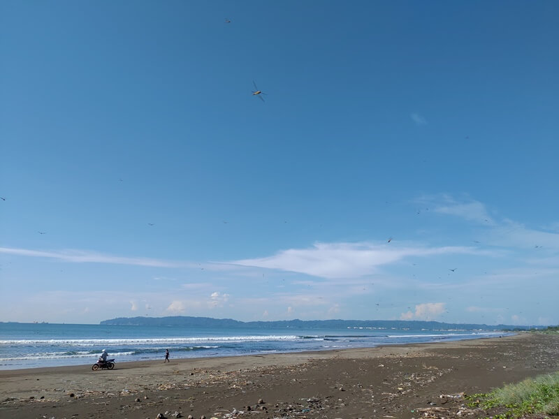 Senja di Pantai Kemiren: Tempat Rileks yang Tak Terduga